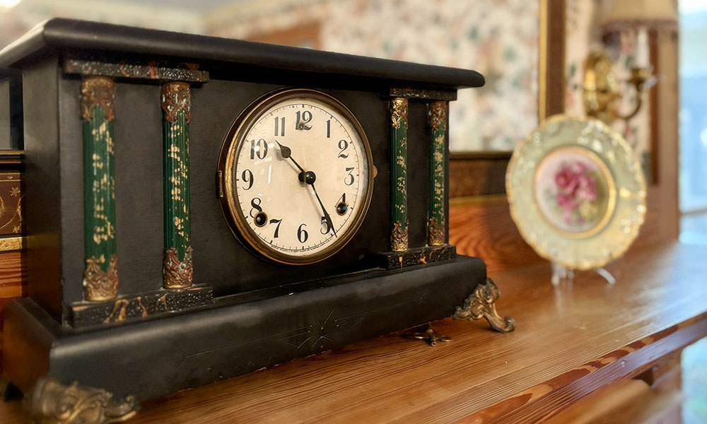 clock on mantle